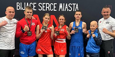 Szczęśliwa „4” młodych bokserów