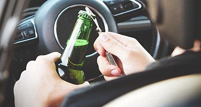 Będąc w stanie nietrzeźwości uderzył w zaparkowany pojazd-29996