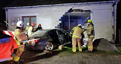 Samochód wjechał w dom. 18-letni kierowca BMW trafił do szpitala [foto]-30200