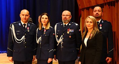 Medale dla funkcjonariuszy i pracownika KPP w Ciechanowie