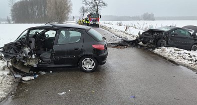 Zderzenie czołowe dwóch pojazdów. Jedna osoba nie żyje, dwie są ranne