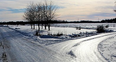 Leżał w przydrożnym rowie. Szybka akcja zapobiegła tragedii