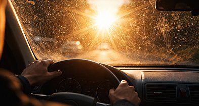Oślepiające słońce może stanowić poważne zagrożenie na drodze
