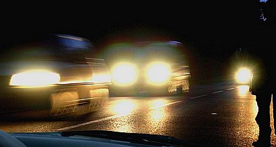 Spacerkiem drogą ekspresową. Mężczyzna miał dużo szczęścia!