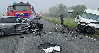 Zderzenie trzech pojazdów na DK-60. Dwie osoby w szpitalu