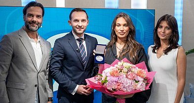 Alicja Szemplińska z ciechanowskim medalem [foto]