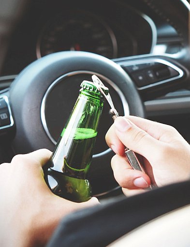 Będąc w stanie nietrzeźwości uderzył w zaparkowany pojazd-29996