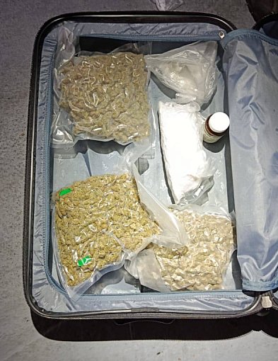 Funkcjonariusze zabezpieczyli 1,6 kg narkotyków, 393 tys. zł i 700 euro-30302