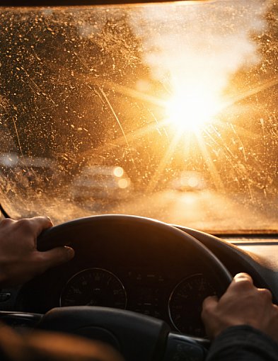Oślepiające słońce może stanowić poważne zagrożenie na drodze