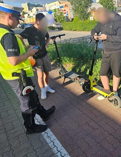 Dwóch pijanych nastolatków na jednej hulajnodze