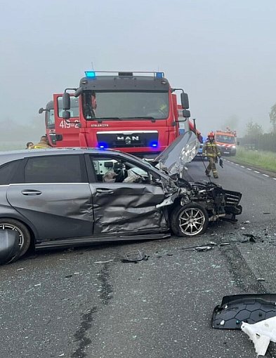 Zderzenie trzech pojazdów na DK-60. Dwie osoby w szpitalu