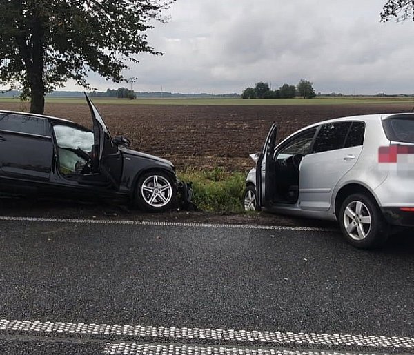 Uderzył w jadący z naprzeciwka pojazd. 10-latka przewieziona do szpitala-29213