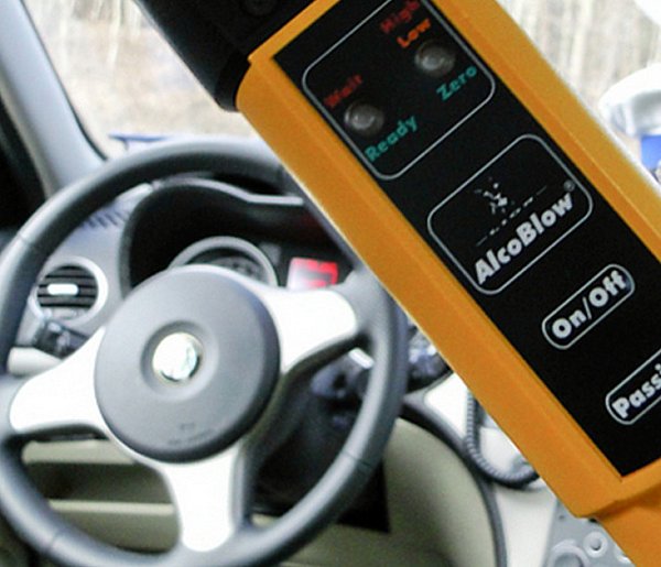 Z 2,5 promilami wjechał na parking uderzając inny pojazd-29249
