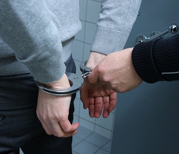 Podczas interwencji kopał policjantów, nie reagując na polecenia-29279