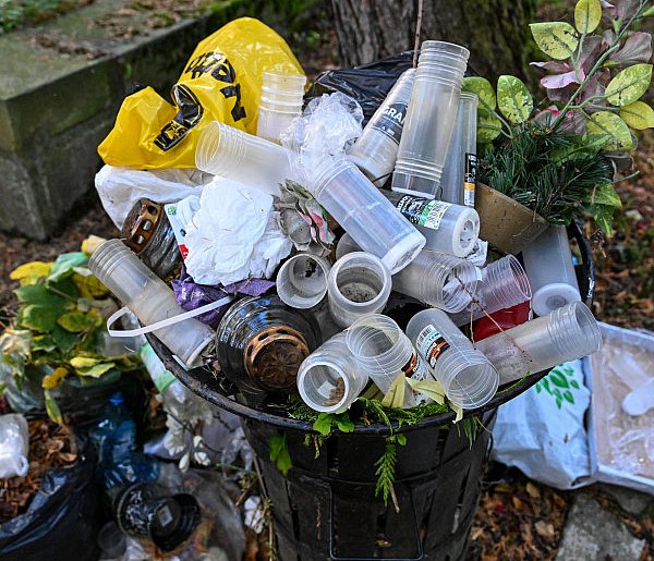 Cmentarze po Wszystkich Świętych toną w śmieciach-30058