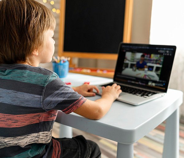 Popularni influencerzy mogą mieć kłopoty. Treści dla dzieci budzą kontrowersje-30247