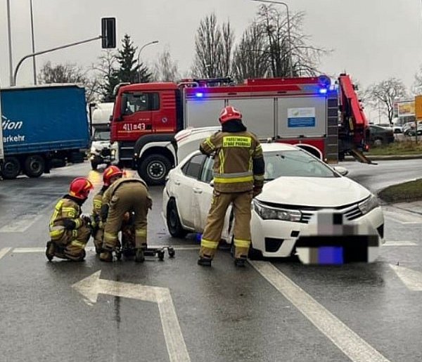 Wjechał na czerwonym. Skutki mogły być tragiczne-30738