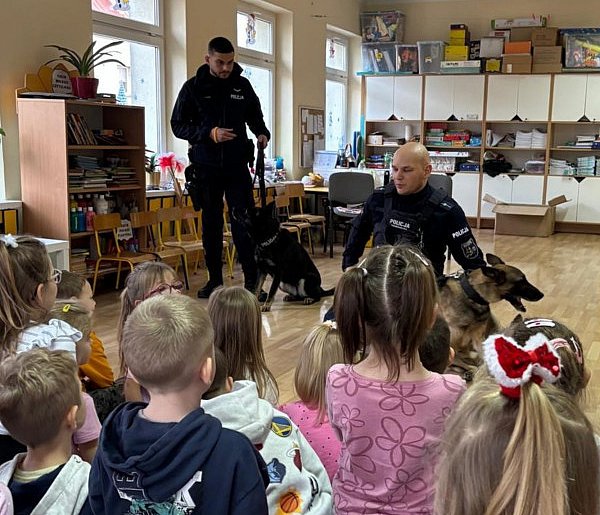 Akcja edukacja! Policjanci i ich czworonożni partnerzy w przedszkolu [foto]-30756