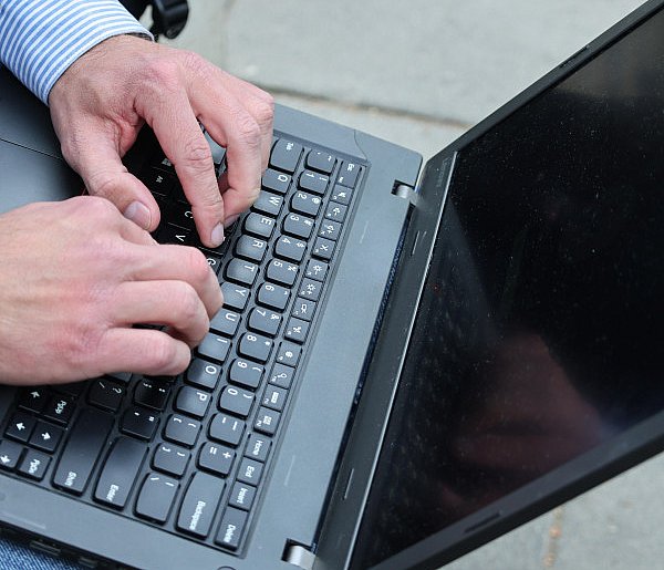 Nie wszyscy urzędnicy przyznają się, że korzystają w pracy z AI-30781