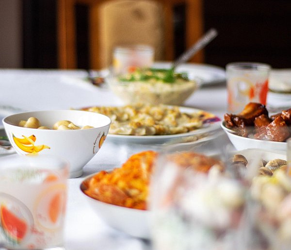 Polacy znów sięgną głębiej do kieszeni. Tyle wydają na świąteczne jedzenie-30815