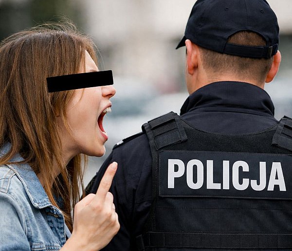 Protestująca zatrzymana za znieważenie policjanta