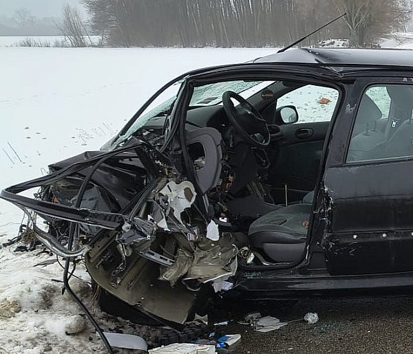 Zderzenie czołowe dwóch pojazdów. Jedna osoba nie żyje, dwie są ranne