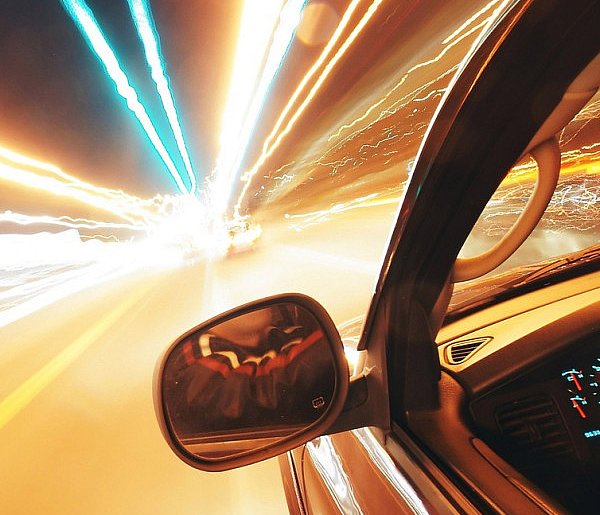 Szaleńcza jazda w terenie zabudowanym. Kierowca stracił prawo jazdy