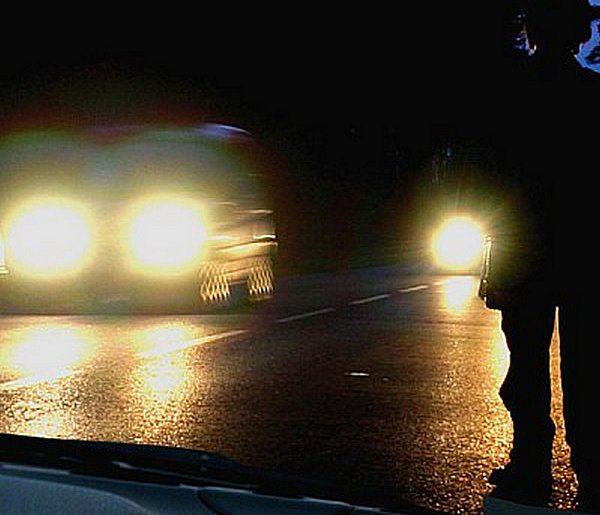 Spacerkiem drogą ekspresową. Mężczyzna miał dużo szczęścia!