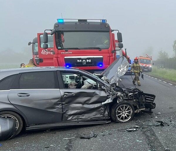 Zderzenie trzech pojazdów na DK-60. Dwie osoby w szpitalu