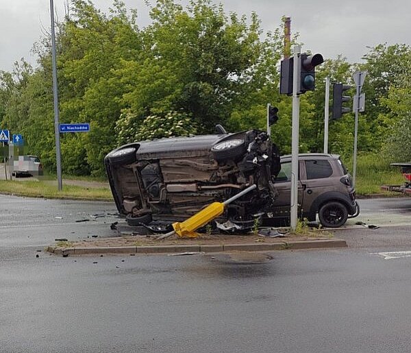 Zderzenie trzech pojazdów w Ciechanowie. Jedna osoba ranna