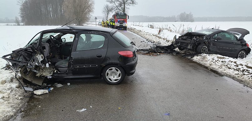 Zderzenie czołowe dwóch pojazdów. Jedna osoba nie żyje, dwie są ranne