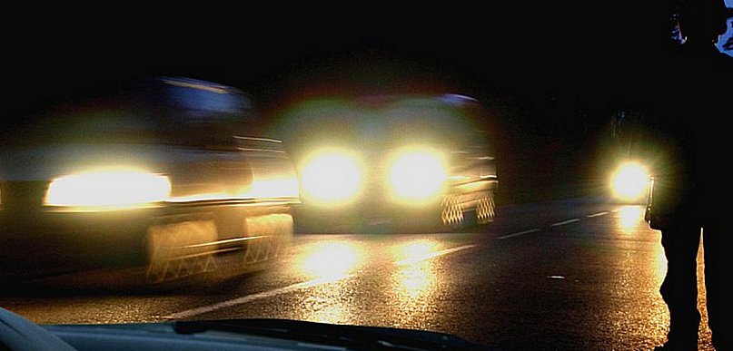 Spacerkiem drogą ekspresową. Mężczyzna miał dużo szczęścia!