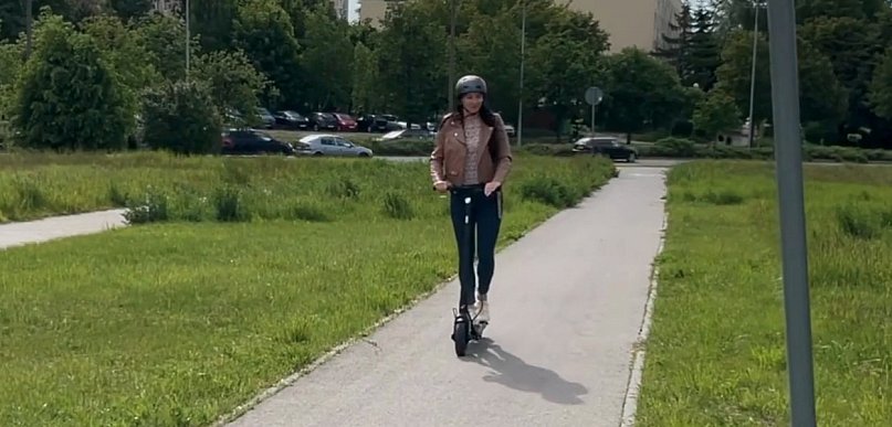 Ciepłe dni, więcej hulajnóg – pamiętaj o zasadach!