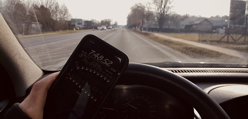 Odłóż telefon i patrz na drogę! Chwila nieuwagi może kosztować bardzo dużo