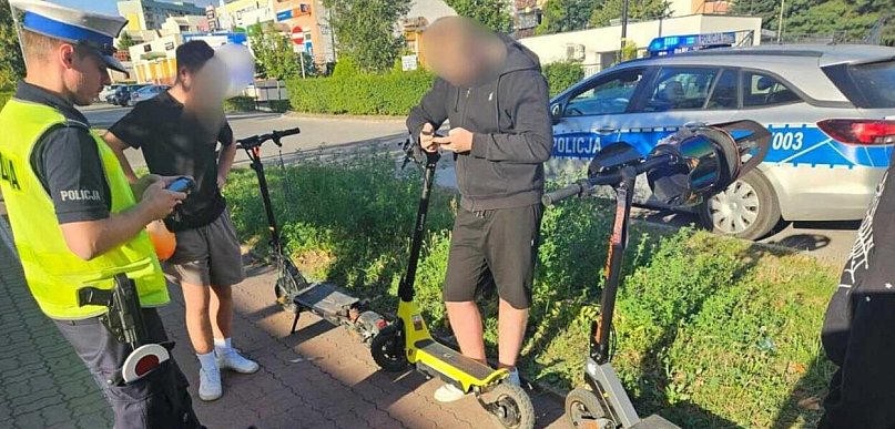 Dwóch pijanych nastolatków na jednej hulajnodze