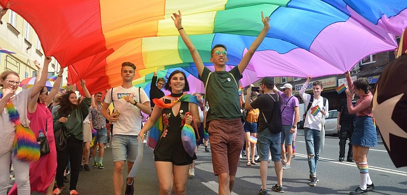Małżeństwa jednopłciowe będą uznawane w Polsce. Rząd szykuje przepisy