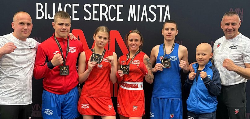 Szczęśliwa „4” młodych bokserów