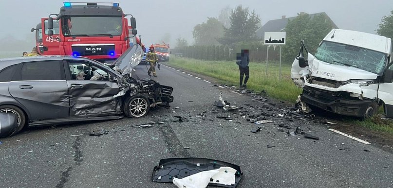Zderzenie trzech pojazdów na DK-60. Dwie osoby w szpitalu