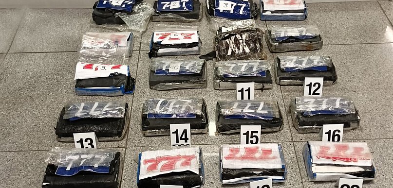 KAS udaremniła przemyt 25 kg kokainy na warszawskim lotnisku