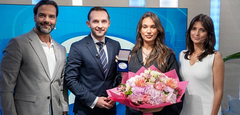 Alicja Szemplińska z ciechanowskim medalem [foto]