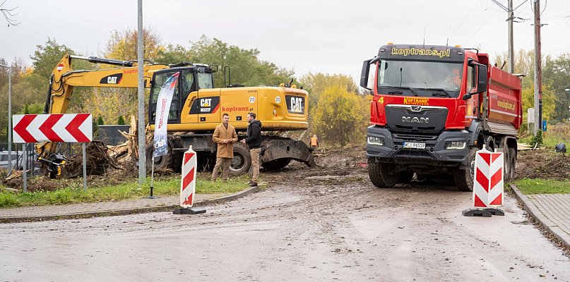 Ruszyła przebudowa ul. Fabrycznej. Powstanie ścieżka rowerowa i park & ride - 29969