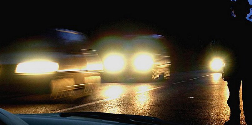 Spacerkiem drogą ekspresową. Mężczyzna miał dużo szczęścia!