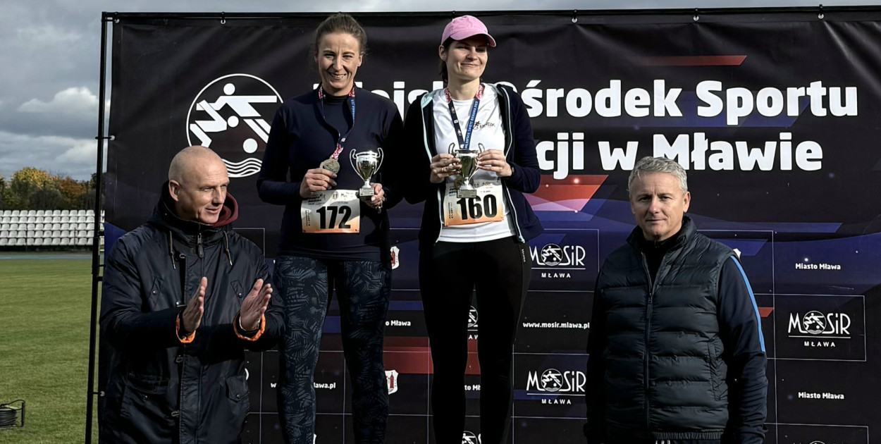 Ewelina Jabłońska (z lewej) w półmaratonie zajęła II miejsce w kategorii wiekowej K30.