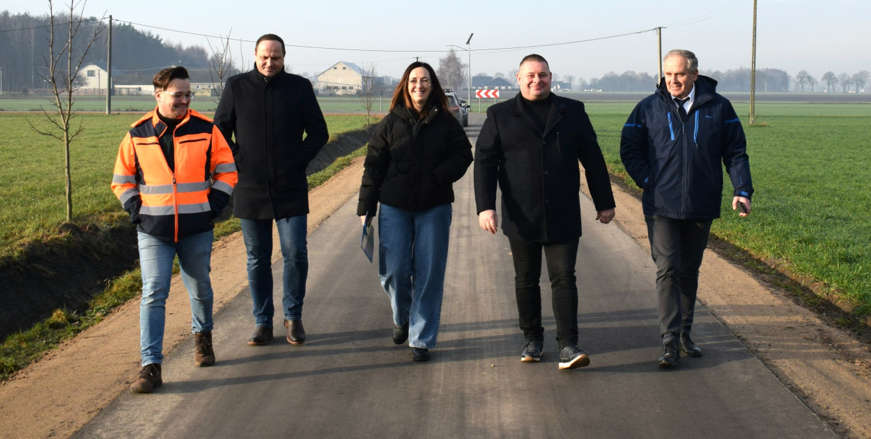 Na zdjęciu - odbiór wyremontowanej drogi gminnej w Mieszkach Wielkich. Fot. Archiwum UG Ciechanów