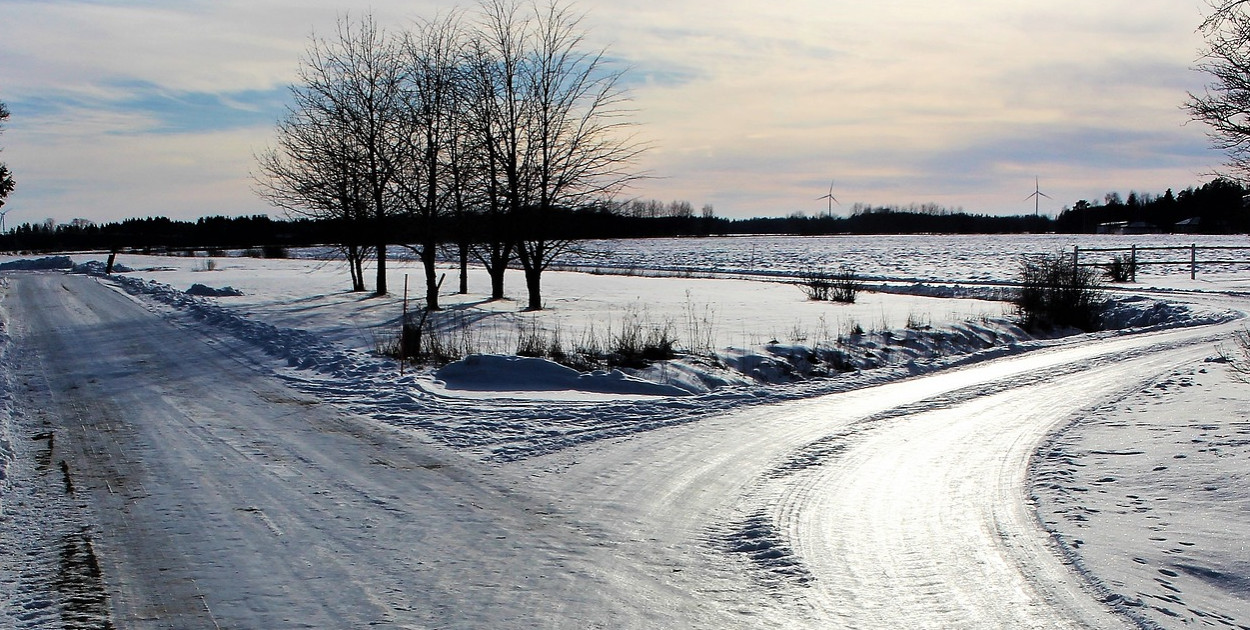Leżał w przydrożnym rowie. Szybka akcja zapobiegła tragedii