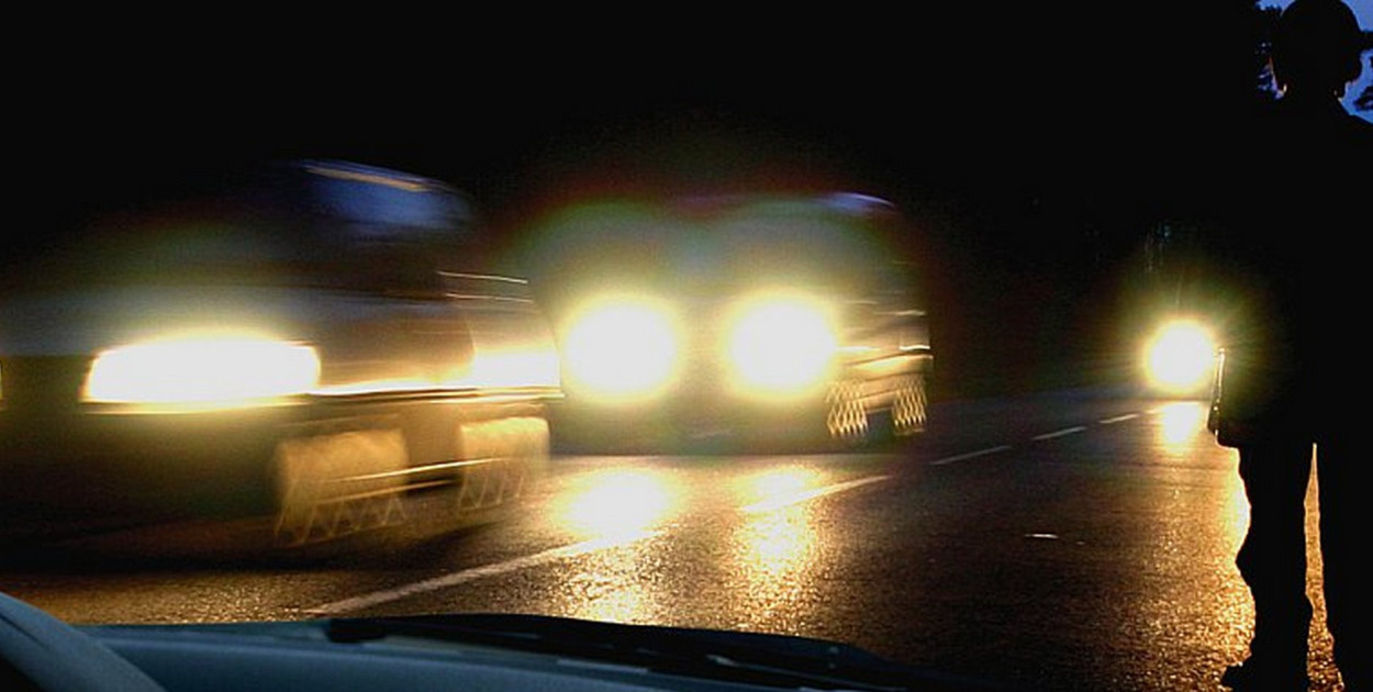 Spacerkiem drogą ekspresową. Mężczyzna miał dużo szczęścia!