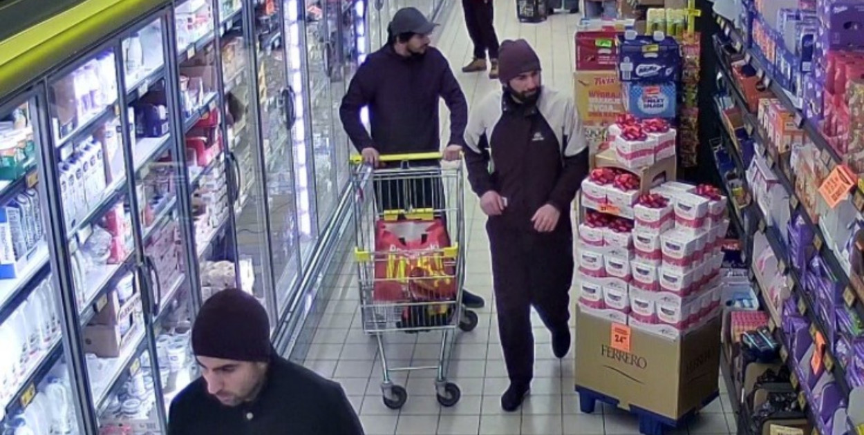 Poszukiwani sprawcy kradzieży [foto]