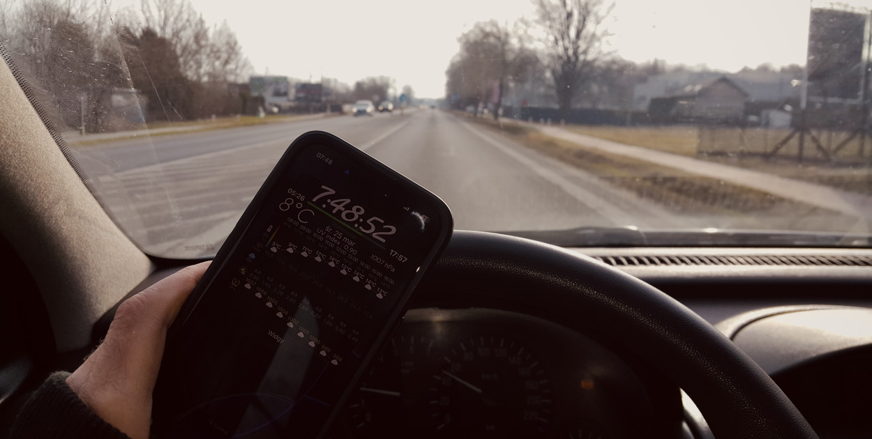 Odłóż telefon i patrz na drogę! Chwila nieuwagi może kosztować bardzo dużo